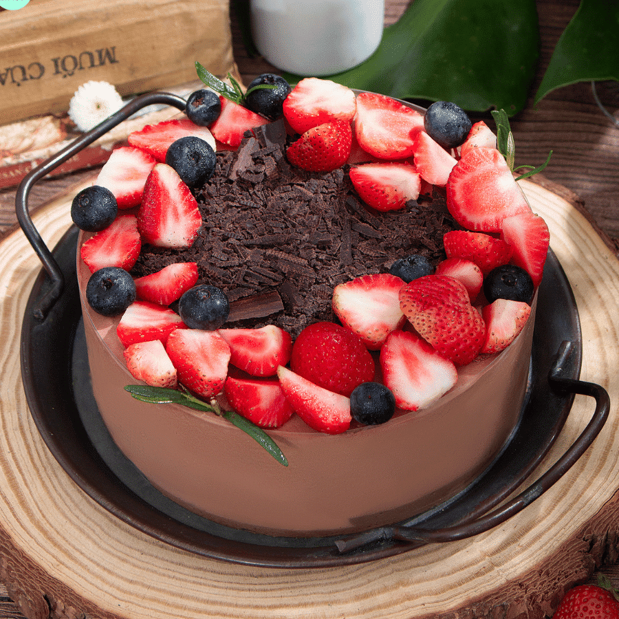 Với bánh kem mousse chocolate sinh nhật, bạn sẽ được trải nghiệm cảm giác ngọt ngào và tan chảy trong miệng. Hãy xem hình ảnh để cảm nhận tầm quan trọng của bánh sinh nhật trong một bữa tiệc.