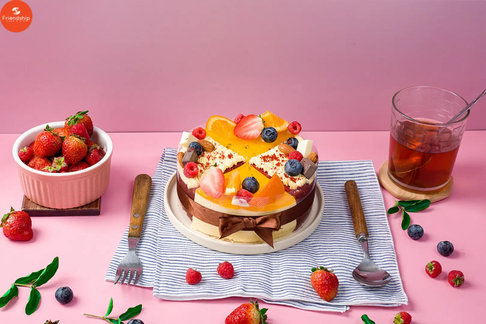 Câu chuyện hạnh phúc từ mẫu bánh sinh nhật hiện đại của Friendship Cake & Gift