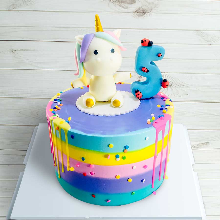 Bánh kem hình Unicorn với nhiều màu sắc rực rỡ thu hút mọi ánh nhìn!