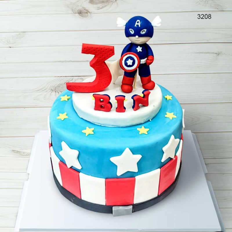 Mẫu bánh sinh nhật có không ít anh hùng siêu hero Marvel ngộ nghĩnh