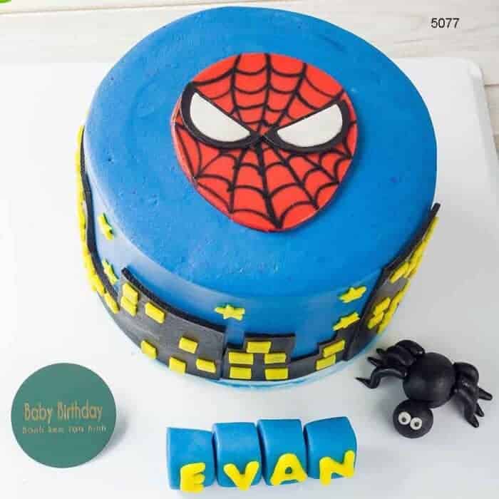 Bánh sinh nhật với mặt mũi nạ người nhện đặc trưng