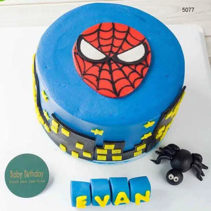 Bánh sinh nhật với mặt nạ người nhện đặc trưng