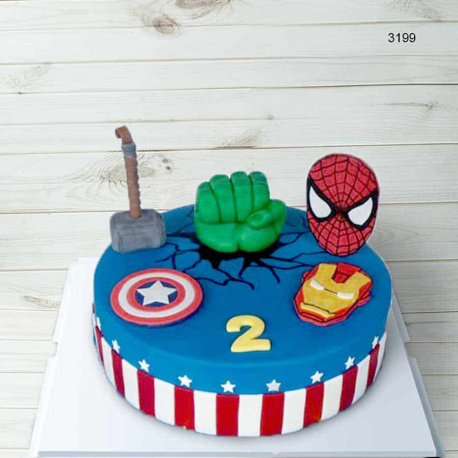 Bánh sinh nhật với hình hình ảnh đặc thù của hero Marvel