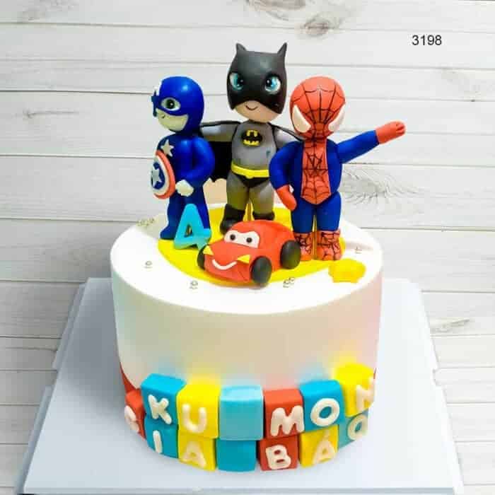 Bánh sinh nhật siêu nhân vật và dù tô