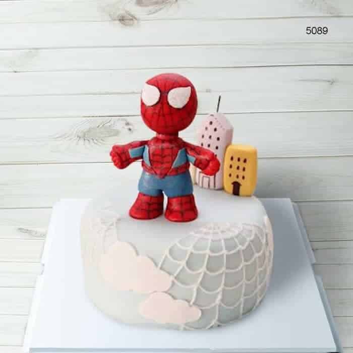 Chiếc bánh sinh nhật với người nhện nổi bật