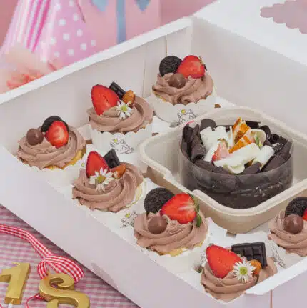 bánh Cupcake sinh nhật Mix vị trang trí bằng dâu tây và socola