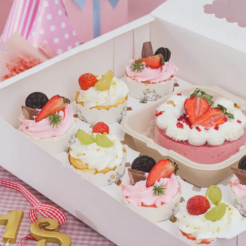Bánh cupcake sinh nhật sinh nhật Mix vị trang trí bằng hoa quả tươi và kem tươi cao cấp