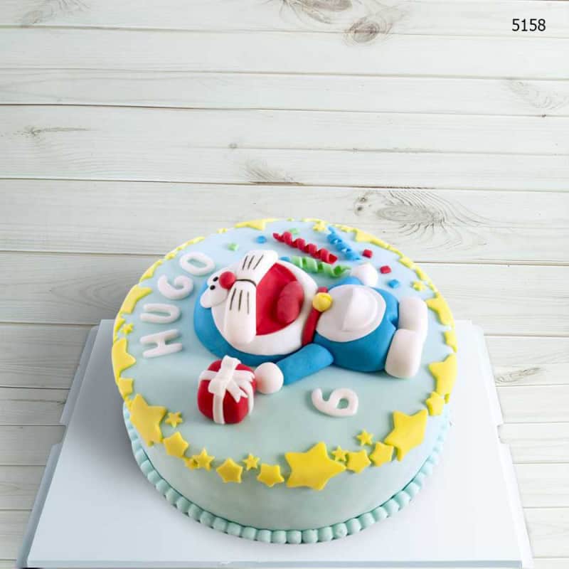 Bánh hình Doraemon nổi trên mặt bánh