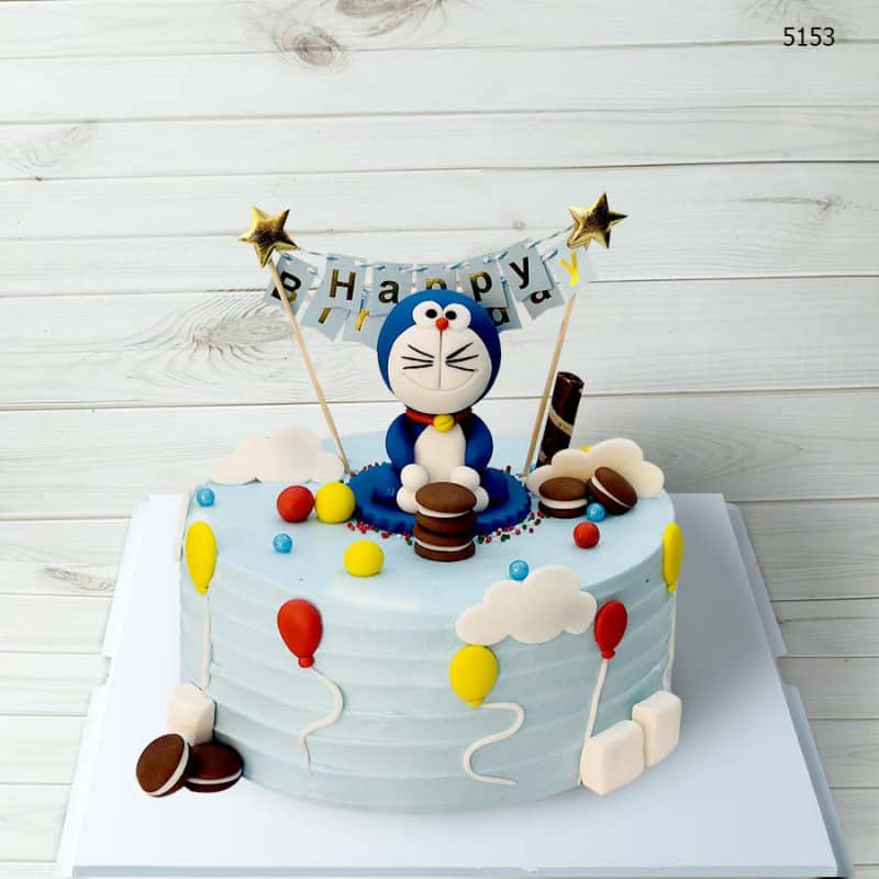 Bánh sinh nhật Doraemon với bánh rán yêu thích