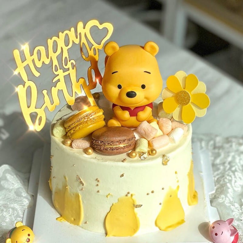 Bánh sinh nhật gấu Pooh vàng nổi bật
