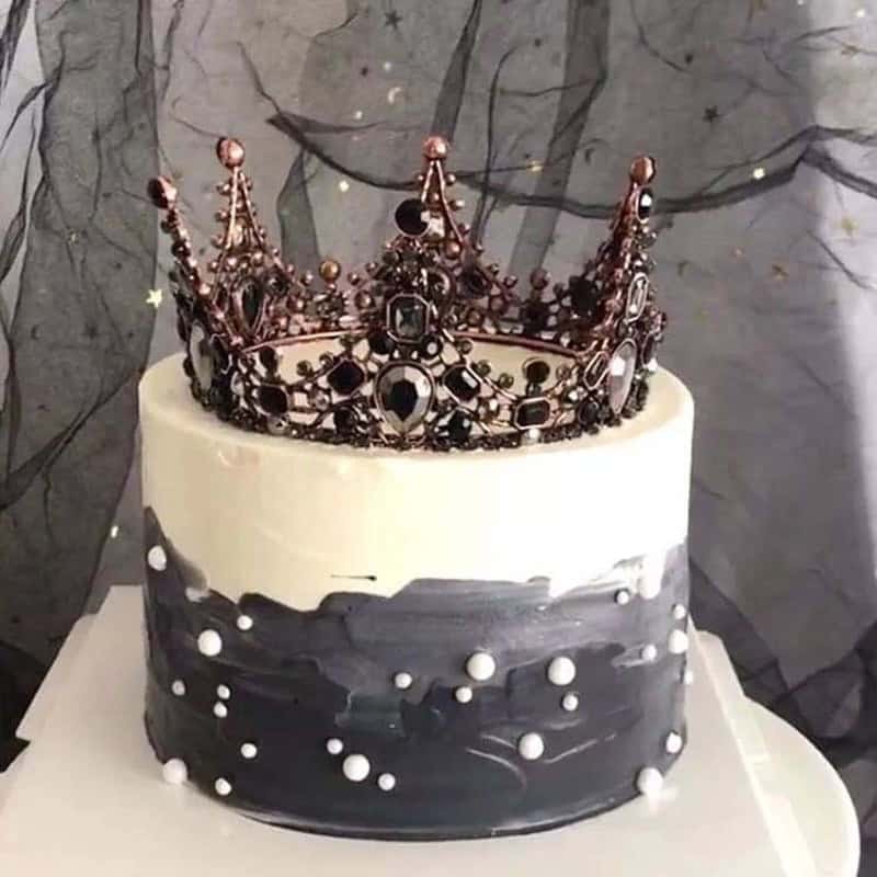 Bánh sinh nhật hình vương miện đen huyền bí