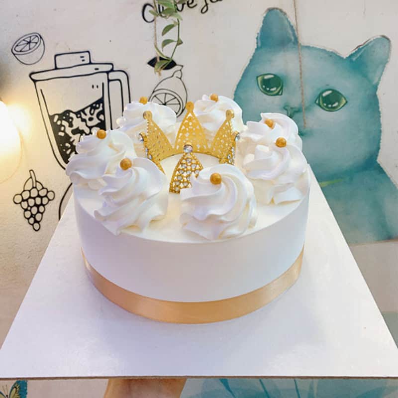 Thiết kế bánh kem sinh nhật vương miện phong cách đơn giản