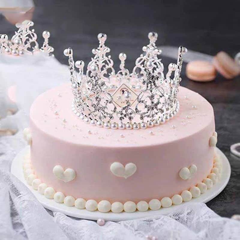 Mẫu bánh sinh nhật vương vãi miện màu sắc hồng đơn giản