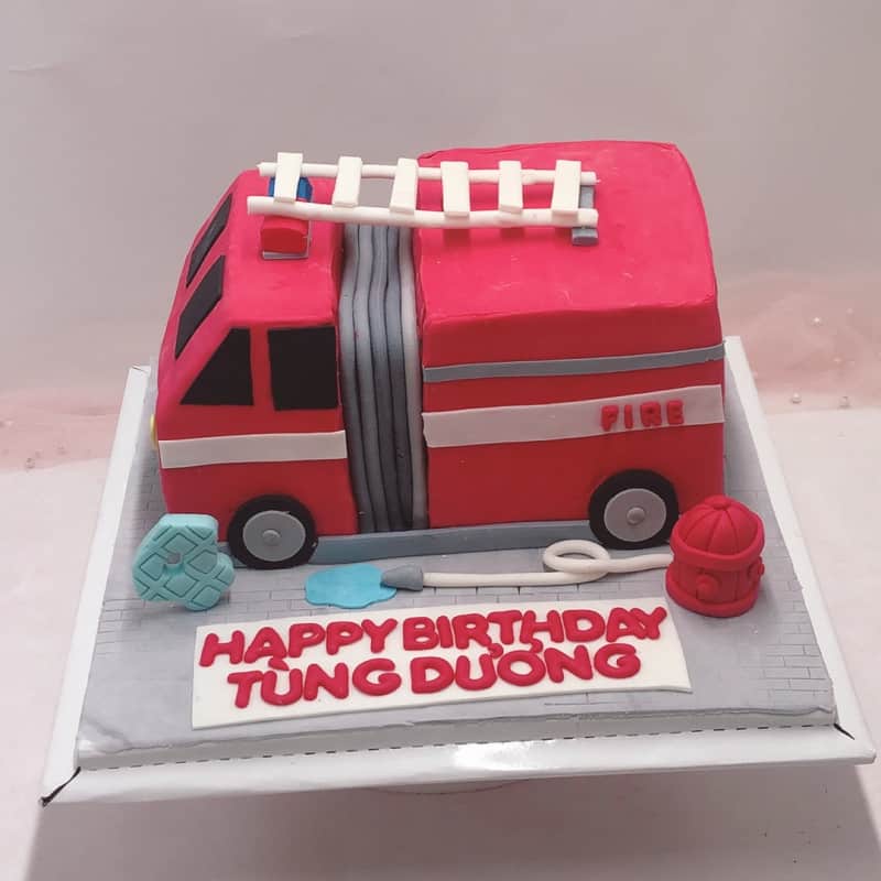 Bánh sinh nhật tạo hình xe cứu hoả ấn tượng