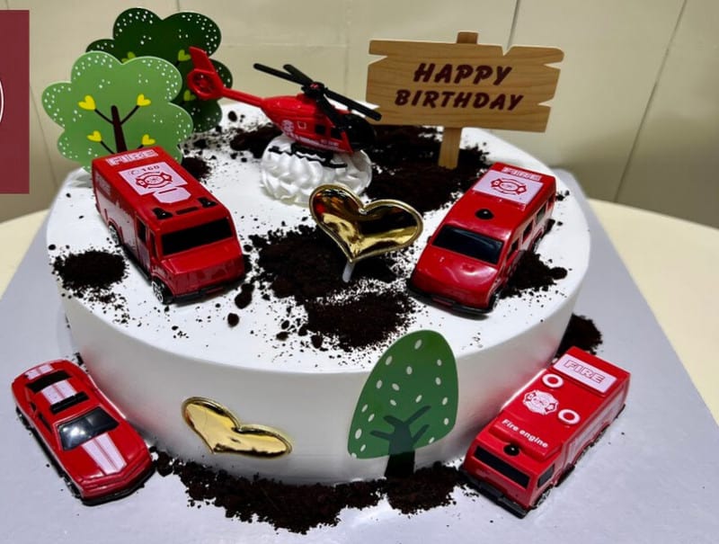 Bánh sinh nhật trang trí xe cứu hoả, xe hơi và máy bay