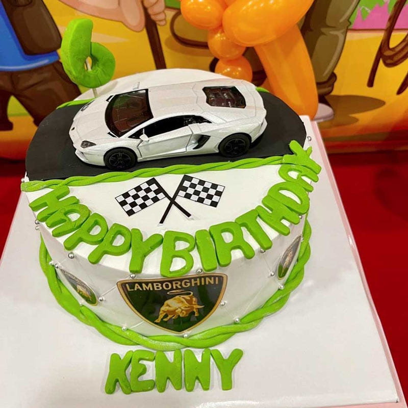 Bánh sinh nhật hình siêu xe cho bé trai