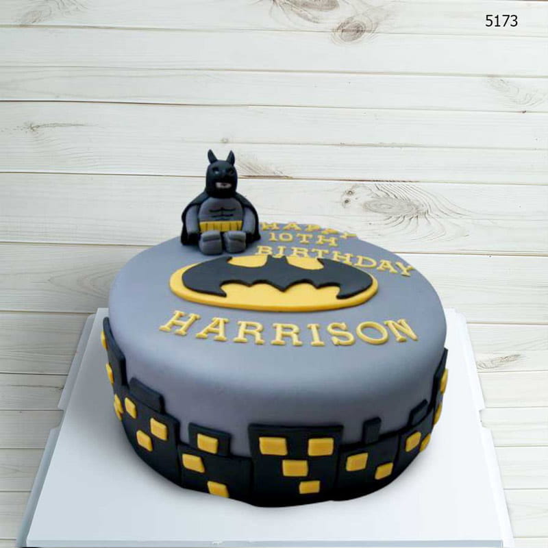 Mẫu bánh sinh nhật cho bé trai 9 tuổi hình siêu nhân Batman
