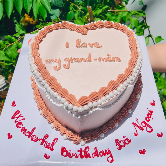 Bánh kem tạo hình trái tim chúc mừng sinh nhật bà ngoại