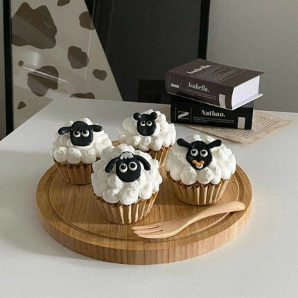 Bánh cupcake sinh nhật tạo hình con cừu dễ thương