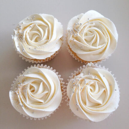 Bánh Cupcake Sinh nhật tạo hình xoắn kem bông hoa hồng trắng