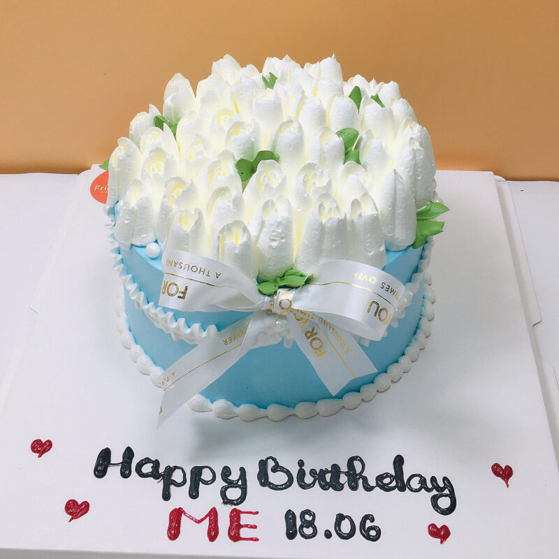 chúc mừng sinh nhật mẹ với bánh tạo hình hoa tuy líp màu trắng đẹp mắt