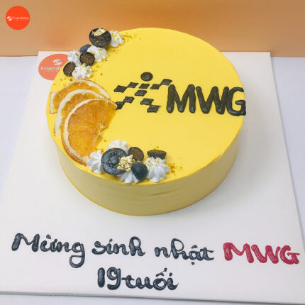 bánh sinh nhật cho công ty MWG tạo hình nền vàng logo công ty
