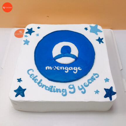 Bánh sinh nhật công ty Moengage tạo hình nền màu trắng logo công ty