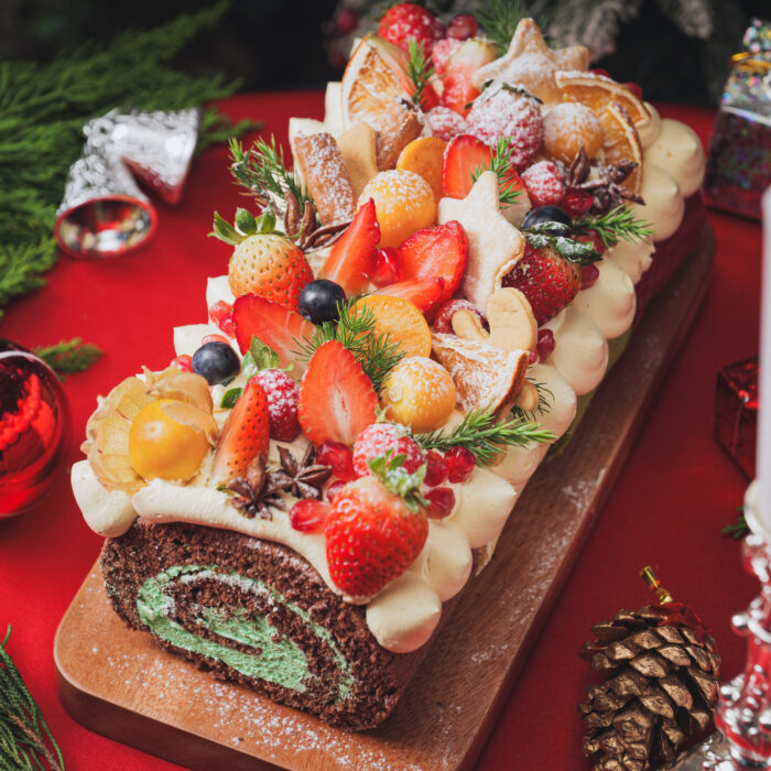 Bánh Kem Noel - Mẫu Bông Lan Cuộn Mix 4 Vị Hoa Quả Tươi Cao Cấp